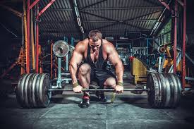 Người tập gym nâng tạ